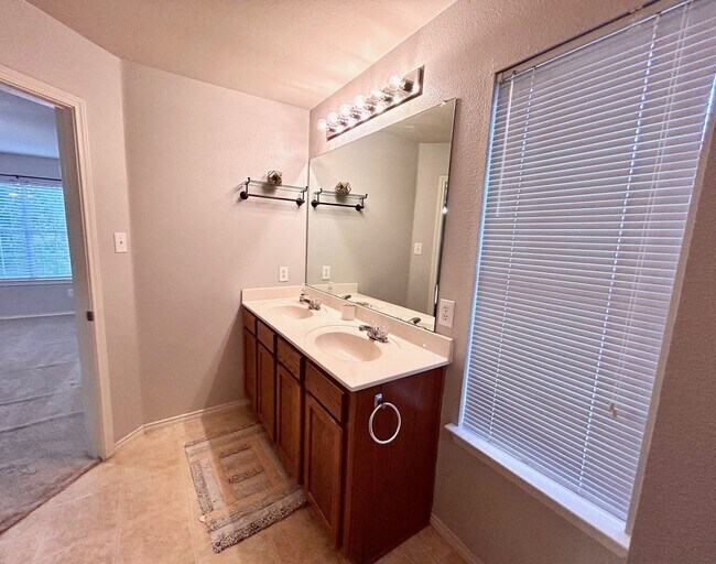 Building Photo - BEAUTIFUL 4 BR/2BTH HOUSE LOCATED IN CIBOL...