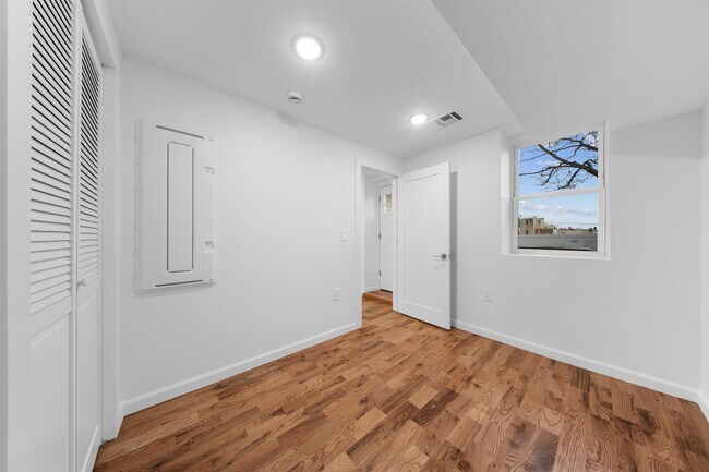 Building Photo - 1111 53rd St