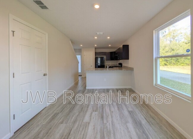 Building Photo - 2342 N Davis St