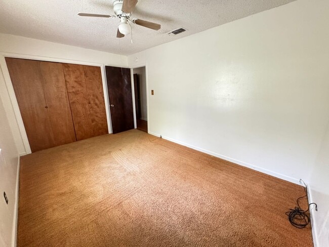 Building Photo - 212 W Robin Ln