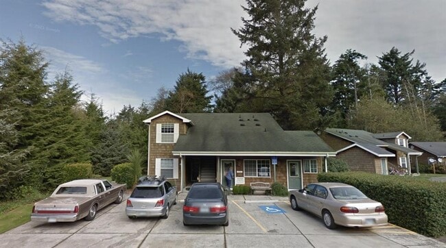 Building Photo - 1121 Spruce Ct