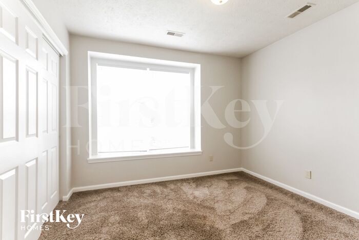 Building Photo - 2215 Rolling Oak Dr