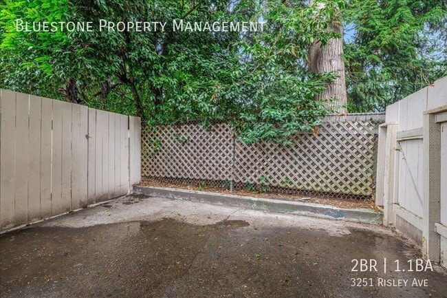 Building Photo - 3251 SE Risley Ave