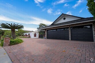 Building Photo - Luxurious Newport Beach Home