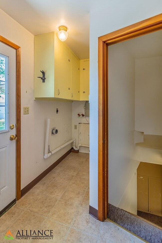 Building Photo - 1526 Jarvis Dr