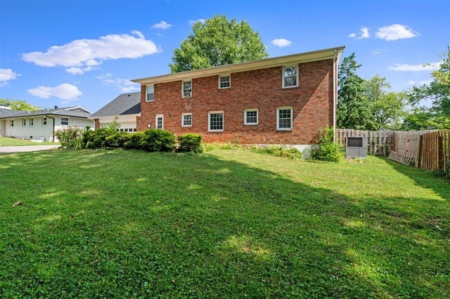 Building Photo - 725 Temple Ct