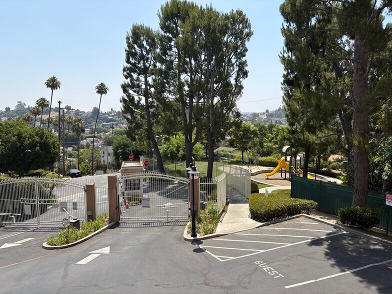 Gated Community - 4750 Templeton St