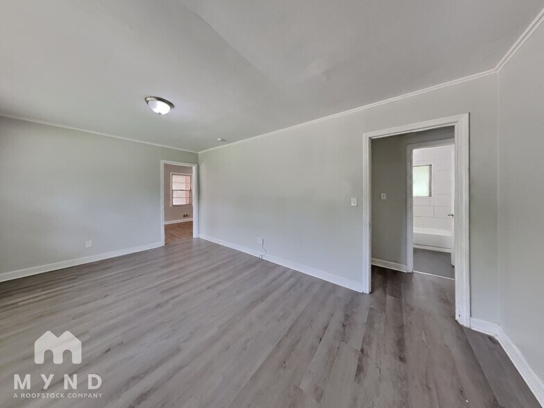 Building Photo - 1156 N Parkwood Dr