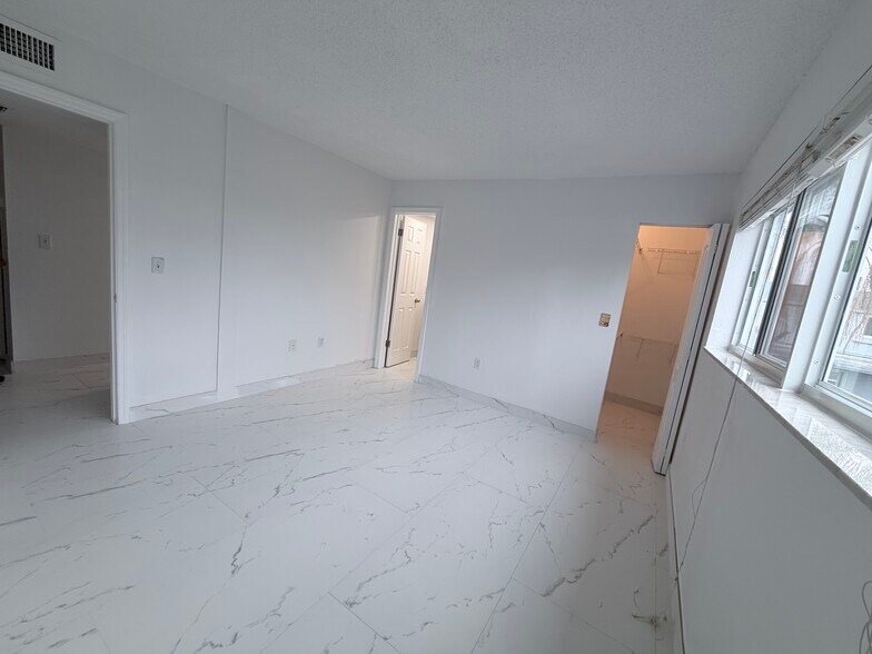 Building Photo - 9365 Fontainebleau Blvd