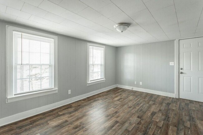 Building Photo - 311 Hedgewood Dr