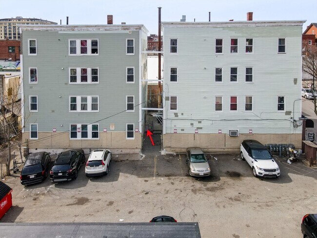 Building Photo - 50 1/2 Common St