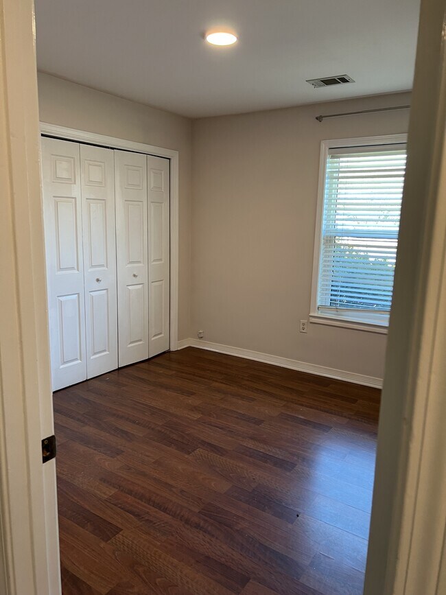 Building Photo - 160 Nicole Ln