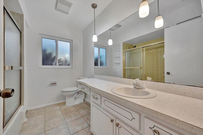 Building Photo - Beautiful 3-Bed / 2 Bath Pool Home in Sara...