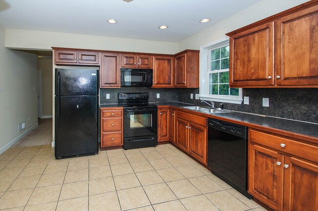 Building Photo - 3 BEDROOM 2.5 BATHROOM APARTMENT