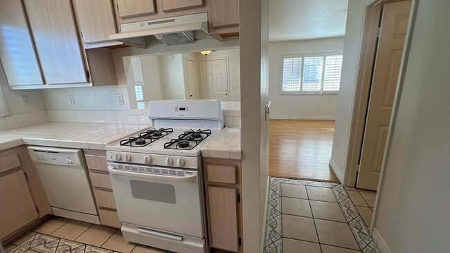 Building Photo - Townhouse in gated community near A.V. Col...