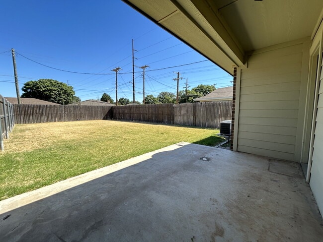 Building Photo - Duplex Located Just Off S. Loop Convenient...