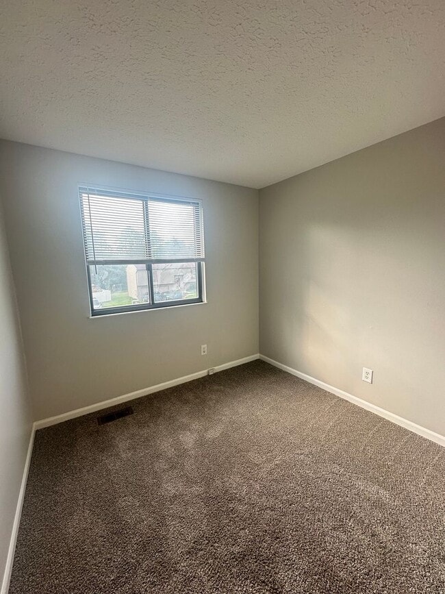 Building Photo - Beautifully Updated 3-Bed, 2-Bath Tri-Leve...