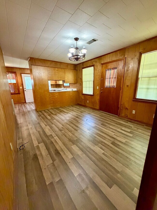 Building Photo - 2 Bed/1 Bath House