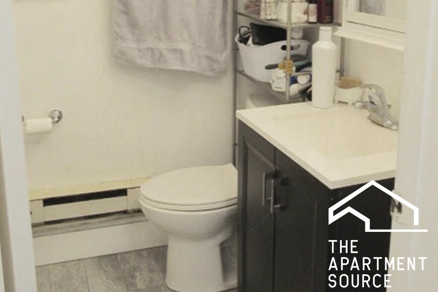 Building Photo - 722 W Roscoe St