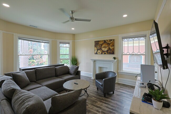 Building Photo - 910 W 23rd St