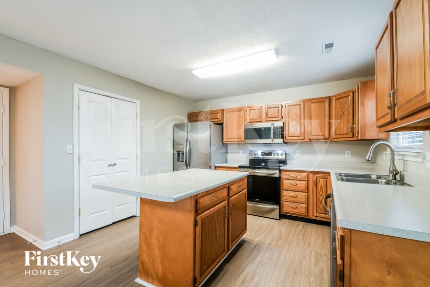 Building Photo - 19127 Fox Chase Dr