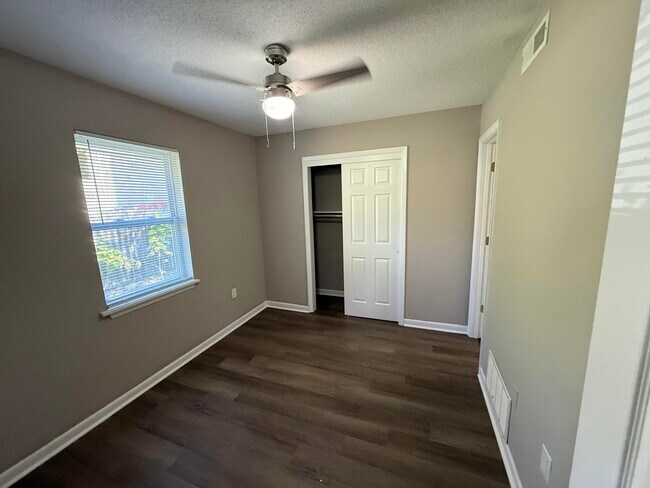 Building Photo - 213 N Ann St