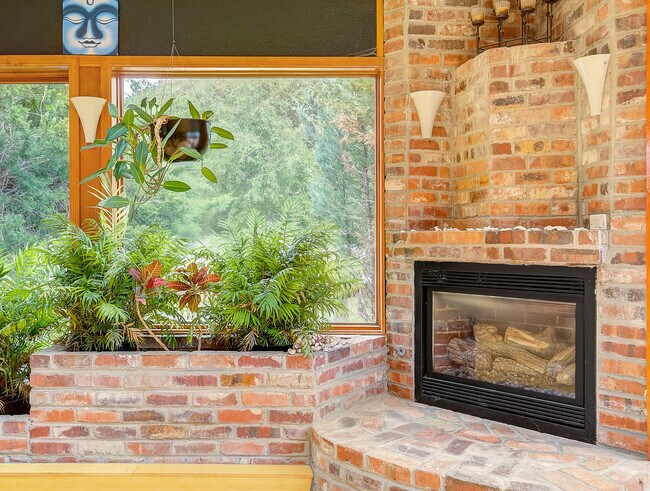 Building Photo - 8280 Queen St