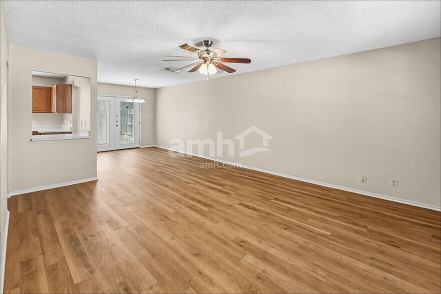 Building Photo - 7659 Chatsworth
