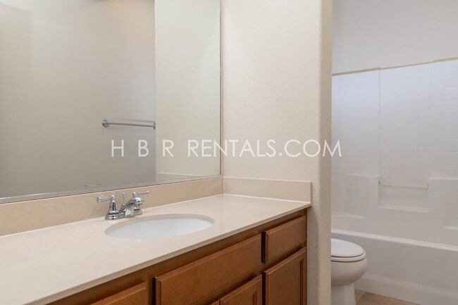 Building Photo - South Tracy 4-Bed Home with First-Floor Bedroom