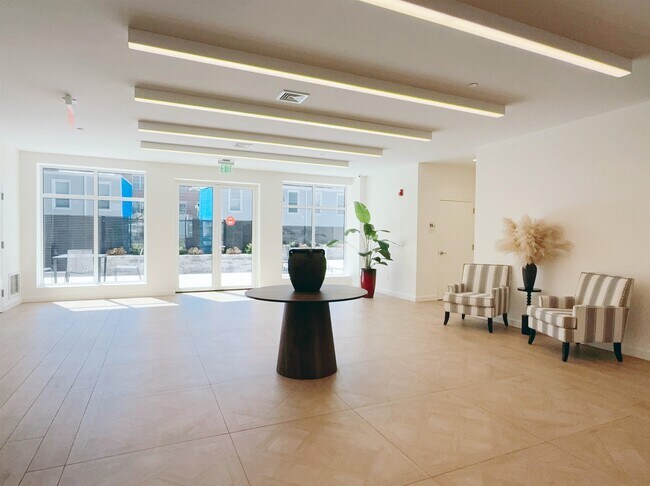 Building Photo - 425 3rd St