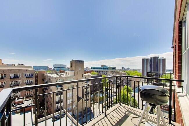 Building Photo - 6 S Laflin St