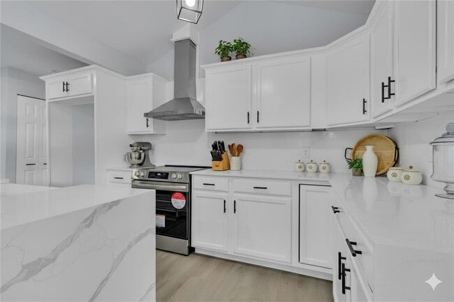 Building Photo - 544 N Elm Ave