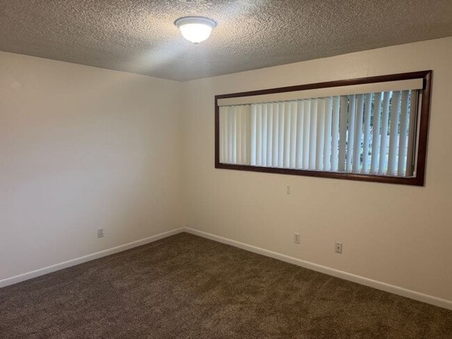 Building Photo - Large 2 bedroom duplex