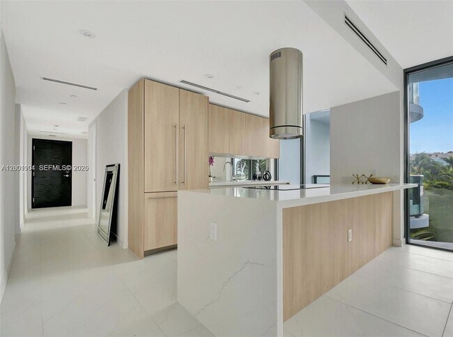 Building Photo - 9901 W Bay Harbor Dr