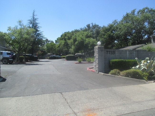 Building Photo - SPACIOUS 2 BEDROOM CONDO - BOTH HAVE ENSUITES!