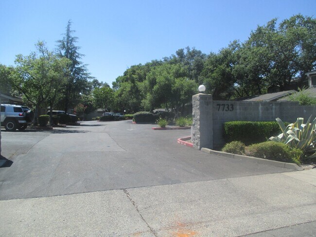 Building Photo - SPACIOUS 2 BEDROOM CONDO - EACH BED HAS OW...