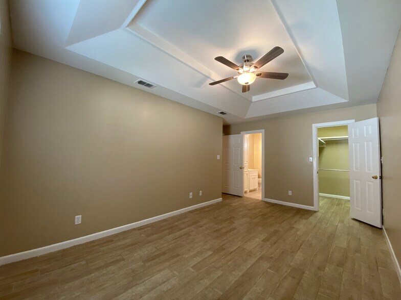 Building Photo - 1209 Swallow Ave