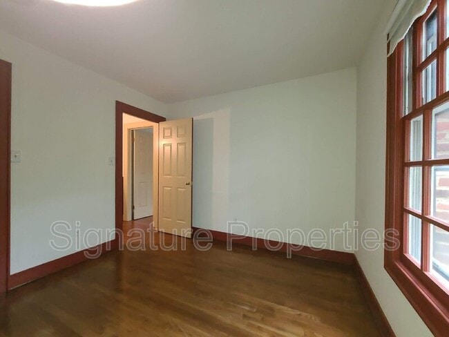 Building Photo - 2302 Mountainbrook Dr