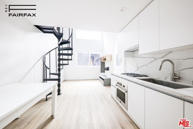 Building Photo - 105 S Fairfax Ave