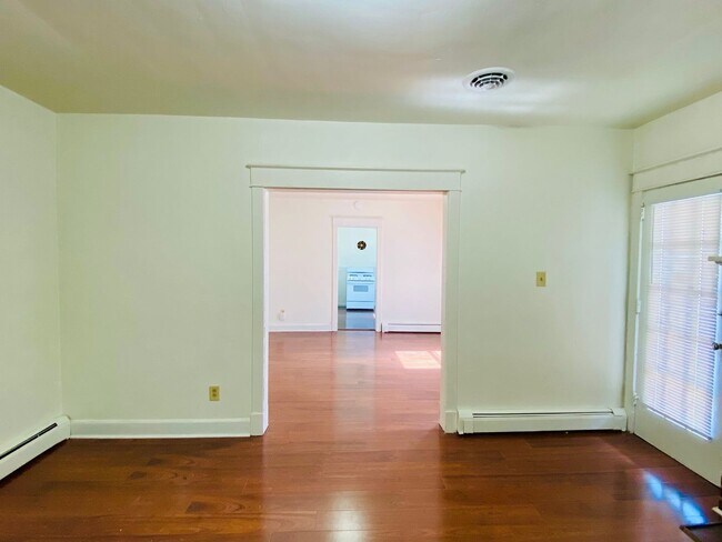 Building Photo - Adorable 2bdrm/1bth Bungalow Conveniently Located in Richmond's Historic Churchill!!