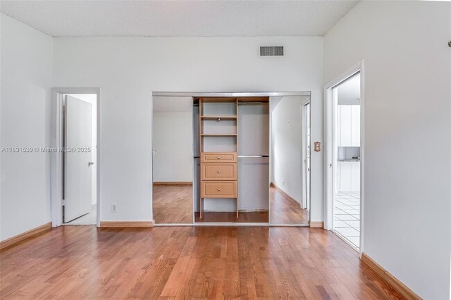 Building Photo - 5442 Lakewood Cir S