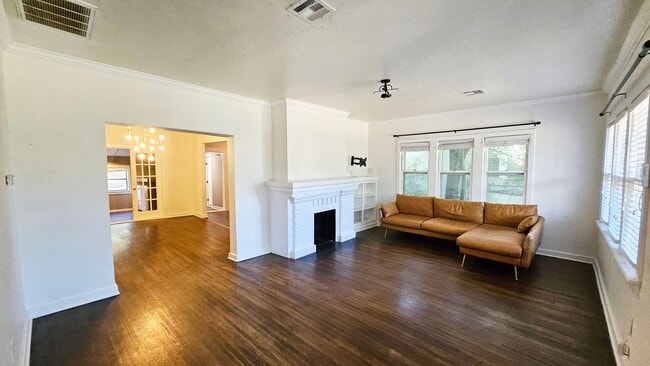 Building Photo - 3 Bed/2 Bath Paseo District Neighbor