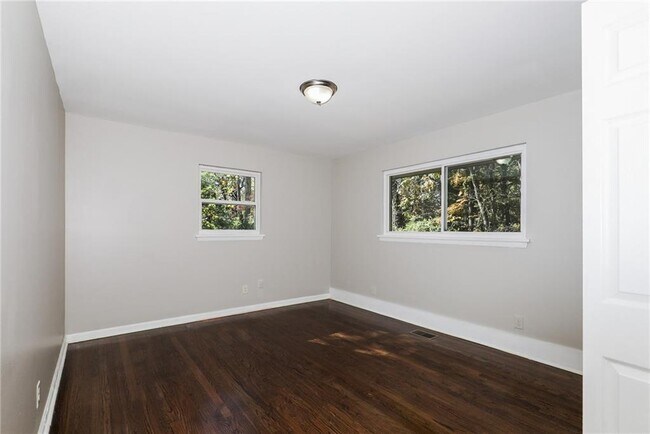 Building Photo - 5425 Skyview Dr SW