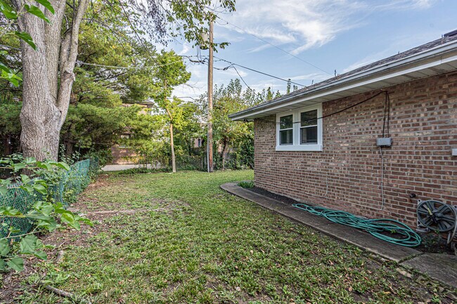 Building Photo - 6811 N Kenneth Ave