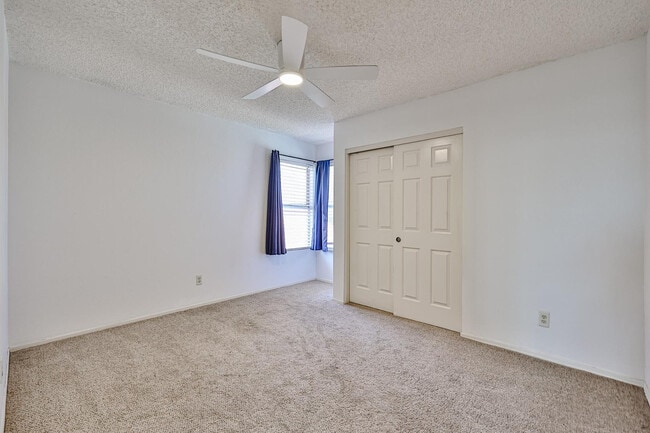 Building Photo - 3236 E Hiddenview Dr