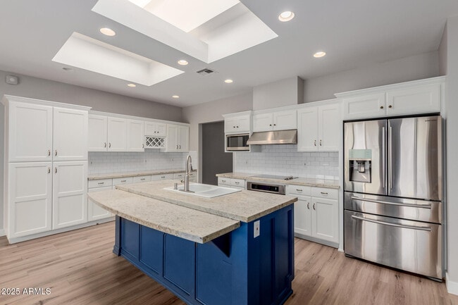 Building Photo - 5001 E Mitchell Dr