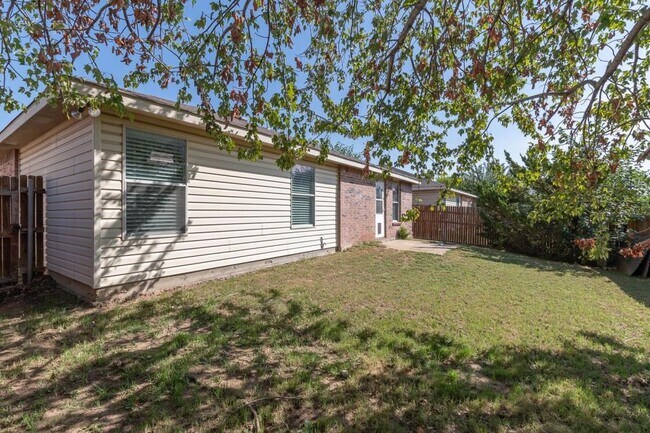 Building Photo - 5536 Camarillo Dr