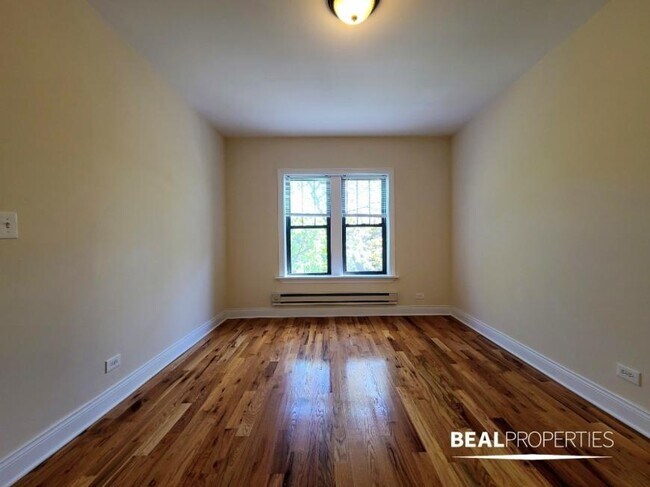 Building Photo - 2 bedroom in CHICAGO IL 60657