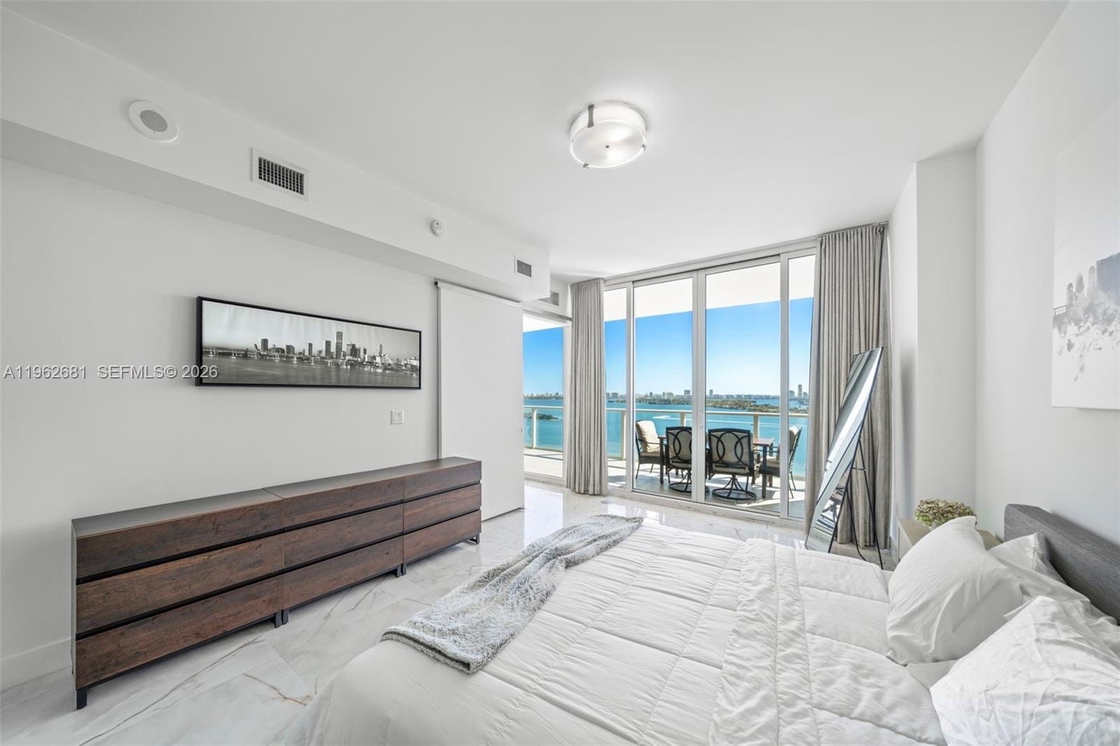 Building Photo - 2020 N Bayshore Dr