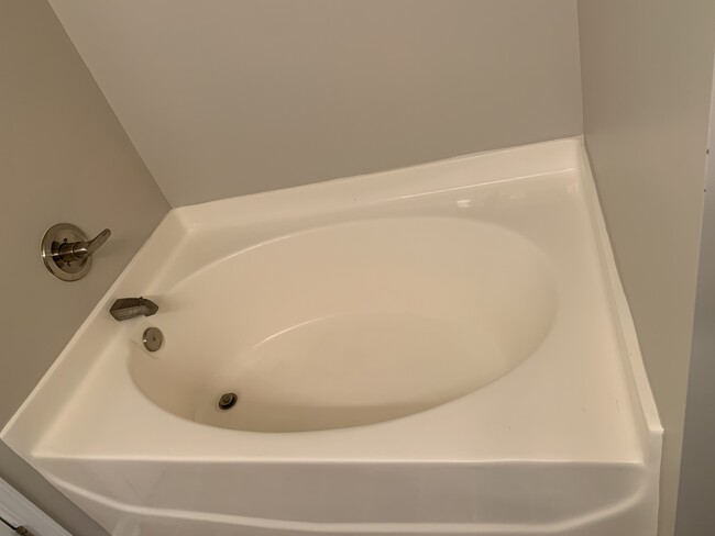 Master Bathroom Tub - 307 Caldwell Loop